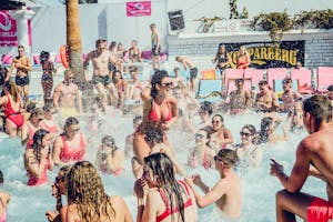 Champagne Spray Pool Party, Kavos